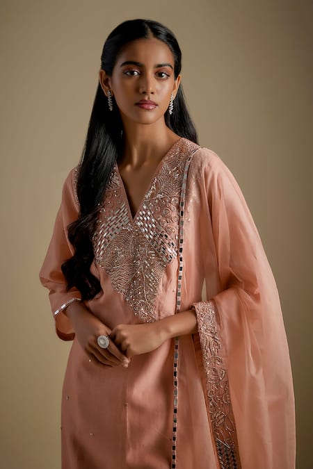 Buy Asaga Rose Gold Chanderi, Muslin, Organza V-neck Stylique Kurta Pant Set Online at Aza Fashions Buy_Asaga_Rose Gold Chanderi, Muslin, Organza V-neck Stylique Kurta Pant Set _Online_at_Aza_Fashions