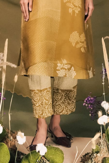 Arcvsh By Pallavi Singh Green Linen, Organza Embroidery Round Neck Floral Vine Print Kurta Set Online at Aza Fashions Arcvsh By Pallavi Singh_Green Linen, Organza Embroidery Round Neck Floral Vine Print Kurta Set _Online_at_Aza_Fashions