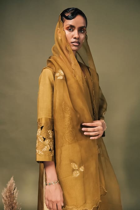 Shop Arcvsh By Pallavi Singh Green Linen, Organza Embroidery Round Neck Floral Vine Print Kurta Set Online at Aza Fashions Shop_Arcvsh By Pallavi Singh_Green Linen, Organza Embroidery Round Neck Floral Vine Print Kurta Set _Online_at_Aza_Fashions