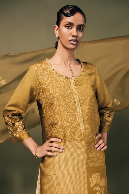 Arcvsh By Pallavi Singh Green Linen, Organza Embroidery Round Neck Floral Vine Print Kurta Set at Aza Fashions Arcvsh By Pallavi Singh_Green Linen, Organza Embroidery Round Neck Floral Vine Print Kurta Set _at_Aza_Fashions