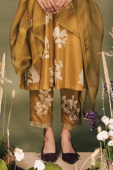 Arcvsh By Pallavi Singh_Green Silk, Organza Embroidery Round Neck Discharge Print Kurta Set _Online_at_Aza_Fashions