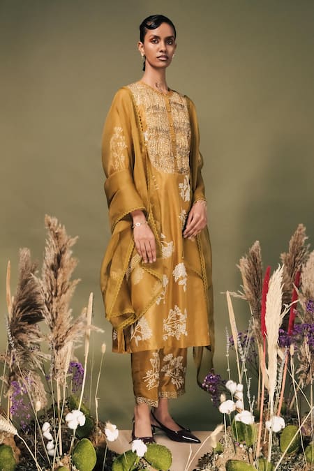 Arcvsh By Pallavi Singh_Green Silk, Organza Embroidery Round Neck Discharge Print Kurta Set _at_Aza_Fashions