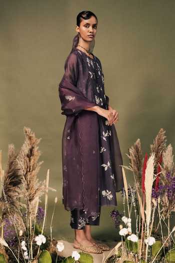 Arcvsh By Pallavi Singh_Purple Chanderi Embroidery Round Neck Discharge Print Pleated Kurta Set _at_Aza_Fashions