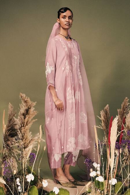 Arcvsh By Pallavi Singh_Purple Chanderi Embroidery Round Neck Floral Print Pleated Kurta Set _at_Aza_Fashions