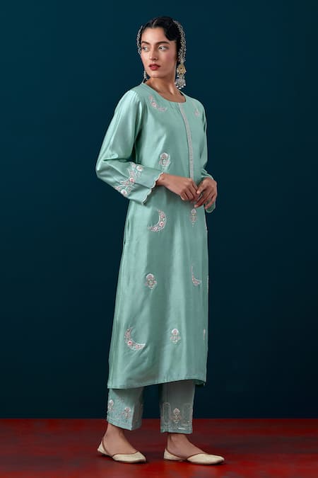 Anantaa By Roohi_Flower Embroidered Kurta & Pant Set _at_Aza_Fashions