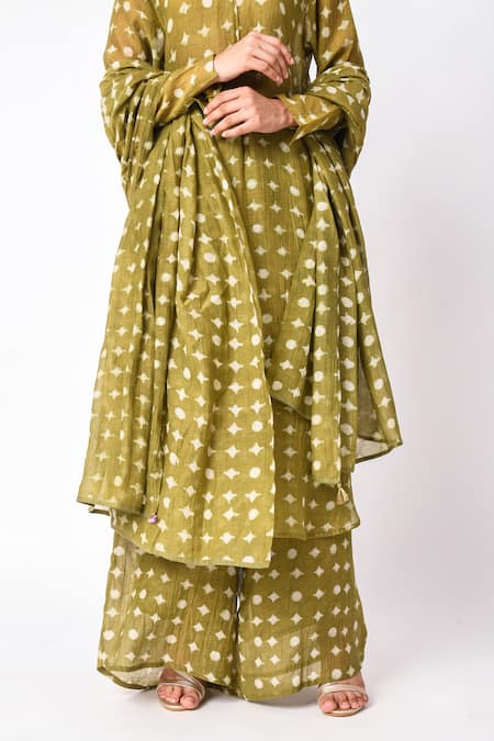 Shop JAYATI GOENKA Green Chanderi Silk Embroidery Round Neck Heena Geometric Print Kurta Set Online at Aza Fashions Shop_JAYATI GOENKA_Green Chanderi Silk Embroidery Round Neck Heena Geometric Print Kurta Set _Online_at_Aza_Fashions