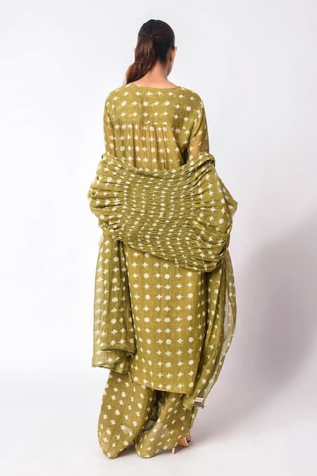 Shop JAYATI GOENKA Green Chanderi Silk Embroidery Round Neck Heena Geometric Print Kurta Set at Aza Fashions Shop_JAYATI GOENKA_Green Chanderi Silk Embroidery Round Neck Heena Geometric Print Kurta Set _at_Aza_Fashions