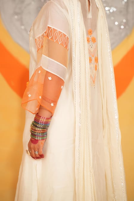 Jyoti Bansal Embroidered Kurta Set Online at Aza Fashions Jyoti Bansal_Embroidered Kurta Set _Online_at_Aza_Fashions