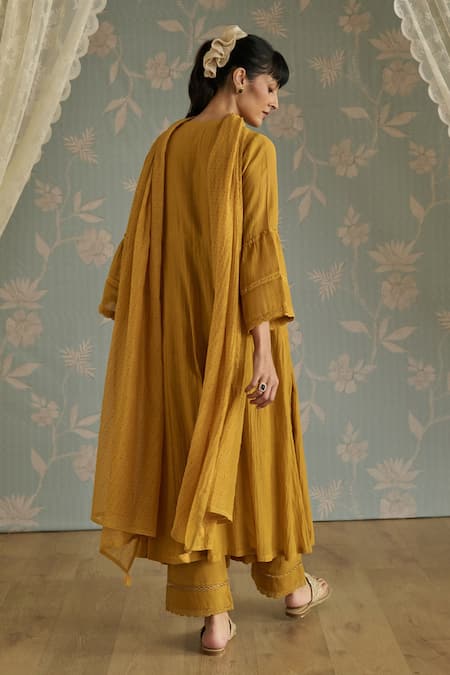 Kritika Dawar Sairah Thread Embroidered Kurta With Pant 