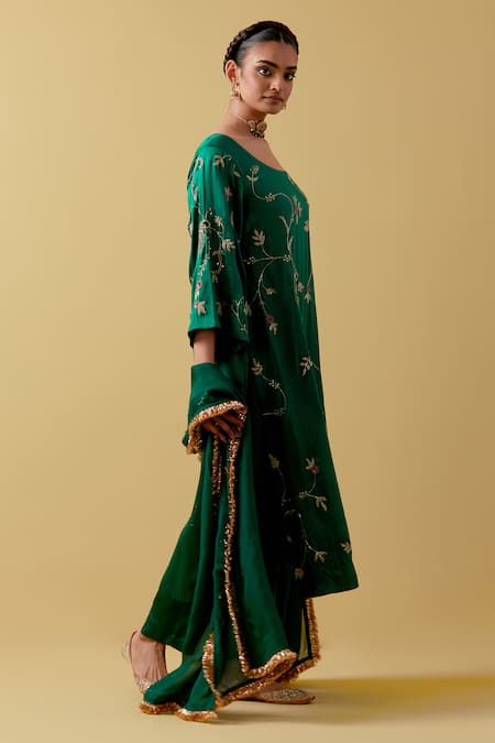 Ikshita Choudhary_Green Satin, Silk, Organza Embroidery Square Neck Hand Kurta Set _Online_at_Aza_Fashions