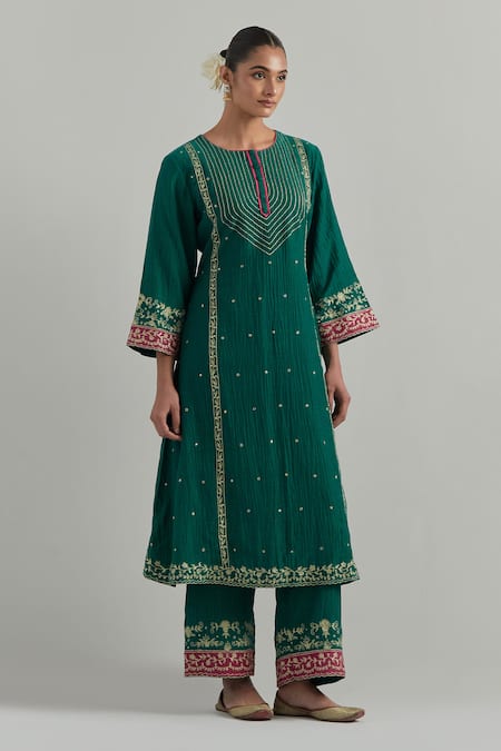 Ikshita Choudhary_Green Chanderi Embroidery Round Neck Kurta Set _Online_at_Aza_Fashions