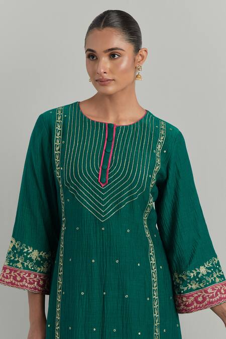 Ikshita Choudhary_Green Chanderi Embroidery Round Neck Kurta Set _at_Aza_Fashions