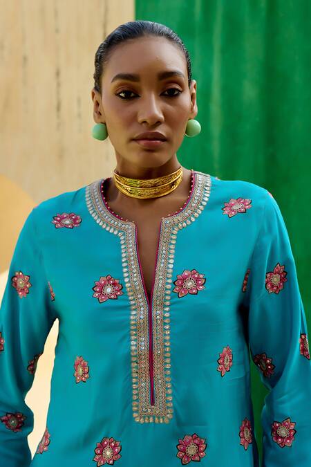 Swati Vijaivargie_Aqua Silk Embroidery Split V-neck Floral Butti Pattern Kurta Set _Online_at_Aza_Fashions