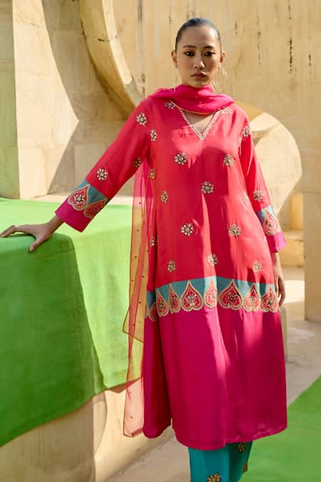 Swati Vijaivargie_Red Silk Embroidery V-neck Floral Butti Pattern Kurta With Pant _Online_at_Aza_Fashions