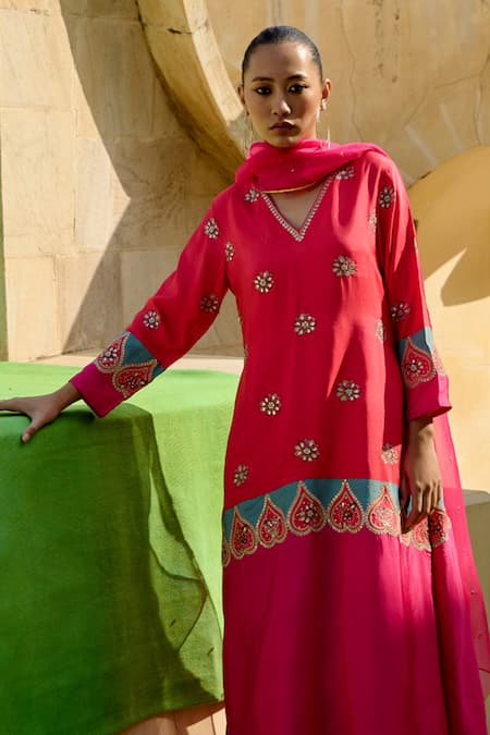 Buy_Swati Vijaivargie_Red Silk Embroidery V-neck Floral Butti Pattern Kurta With Pant _Online_at_Aza_Fashions