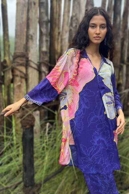 Buy_Basil Leaf_Blue Crepe V-neck, Collared Floral Print Kurta With Pant _Online_at_Aza_Fashions