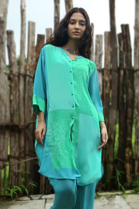 Basil Leaf_Blue Crepe Embroidery, Metallic Thread V-neck Scallop Print Kurta With Pant _Online_at_Aza_Fashions