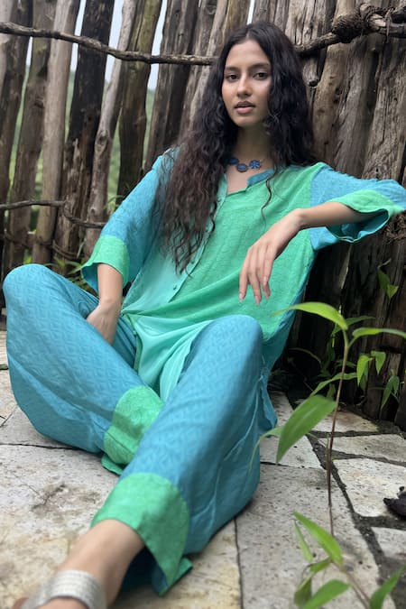 Buy_Basil Leaf_Blue Crepe Embroidery, Metallic Thread V-neck Scallop Print Kurta With Pant _Online_at_Aza_Fashions