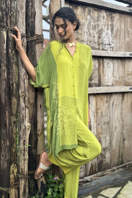 Basil Leaf_Olive Green Crepe Embroidery Split V-neck Printed Kurta With Pant _Online_at_Aza_Fashions
