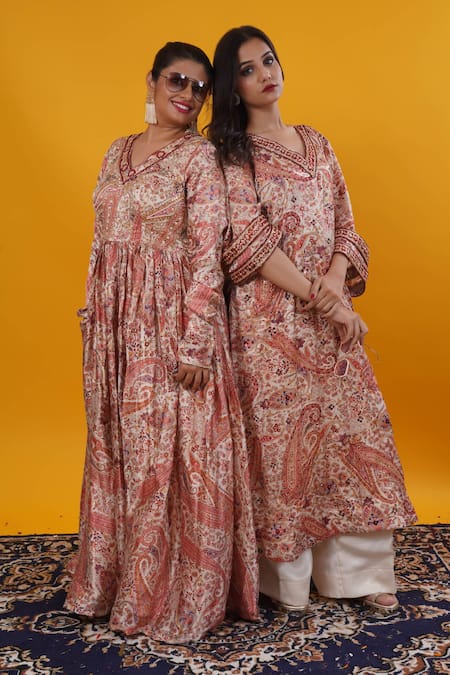 Buy_Saangi_Ivory Silk V-neck Paisley Print Kurta With Pant _Online_at_Aza_Fashions
