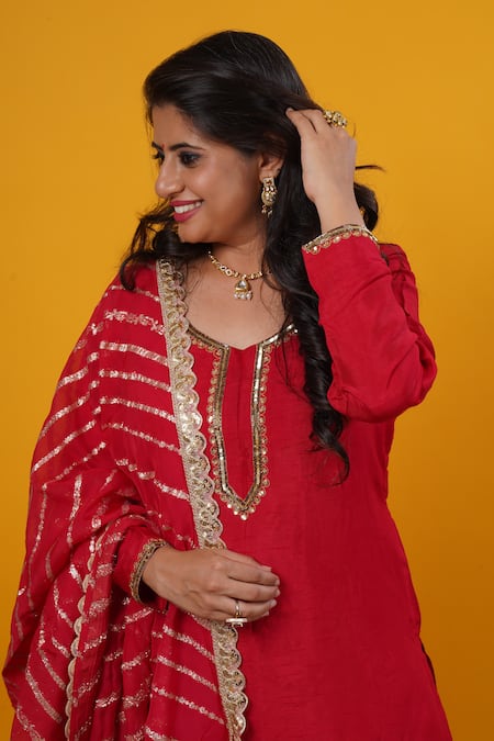 Buy_Saangi_Red Organza, Chanderi Silk Gota Patti, Metallic Thread, Zari Raw Kurta Set _Online_at_Aza_Fashions