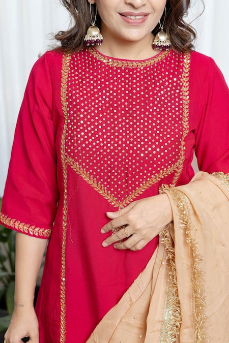 Saangi Peach Organza, Chanderi Silk Sequins, Gota Patti, Riwaayat Deep Pink Kurta Set Online at Aza Fashions Saangi_Peach Organza, Chanderi Silk Sequins, Gota Patti, Riwaayat Deep Pink Kurta Set _Online_at_Aza_Fashions