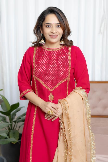 Saangi Peach Organza, Chanderi Silk Sequins, Gota Patti, Riwaayat Deep Pink Kurta Set at Aza Fashions Saangi_Peach Organza, Chanderi Silk Sequins, Gota Patti, Riwaayat Deep Pink Kurta Set _at_Aza_Fashions