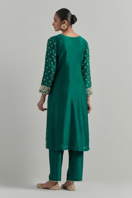 Ikshita Choudhary Embroidered Chanderi Kurta Set 