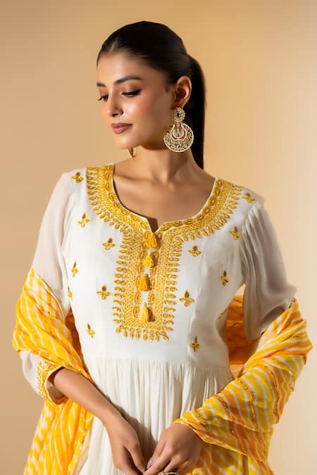K-Anshika Off White Georgette Embroidery, Sequins V-neck Anarkali With Dupatta Online at Aza Fashions K-Anshika_Off White Georgette Embroidery, Sequins V-neck Anarkali With Dupatta _Online_at_Aza_Fashions