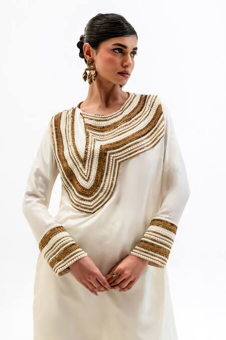 Garo_Off White Silk Embroidery Round Neck Asymmetric Kurta With Pant _at_Aza_Fashions