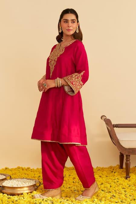 Sheetal Batra_Fuchsia Silk Embroidery Split V-neck Marwa Chauga Kurta With Salwar _Online_at_Aza_Fashions