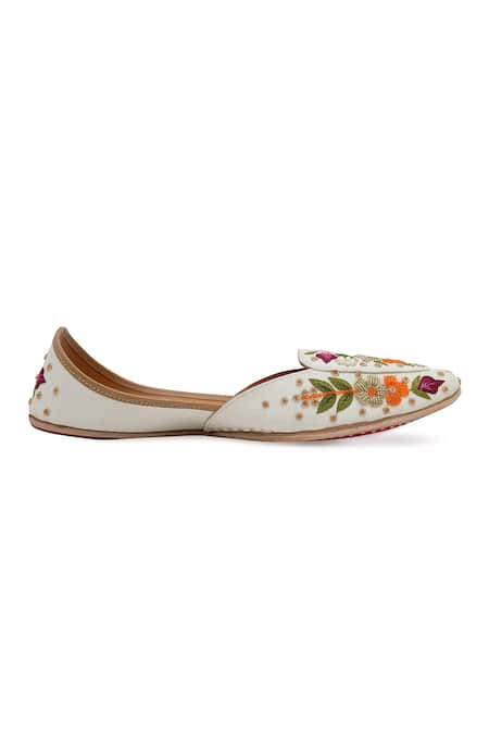 NR By Nidhi Rathi_White Embroidered Juttis _Online_at_Aza_Fashions