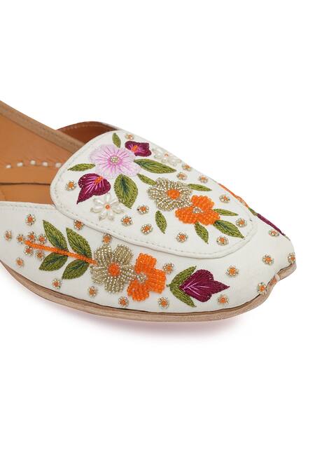 Shop NR By Nidhi Rathi White Embroidered Juttis Online at Aza Fashions Shop_NR By Nidhi Rathi_White Embroidered Juttis _Online_at_Aza_Fashions