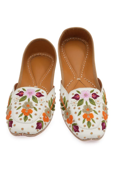 NR By Nidhi Rathi White Embroidered Juttis 