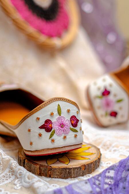 NR By Nidhi Rathi White Embroidered Juttis at Aza Fashions NR By Nidhi Rathi_White Embroidered Juttis _at_Aza_Fashions