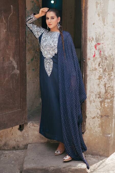 Wazir C_Blue Silk Embroidery, Metallic Thread Round Neck Floral Work Kurta Pant Set _Online_at_Aza_Fashions