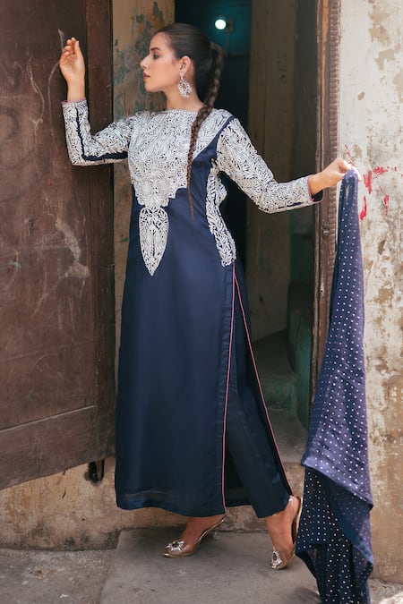 Buy_Wazir C_Blue Silk Embroidery, Metallic Thread Round Neck Floral Work Kurta Pant Set _Online_at_Aza_Fashions