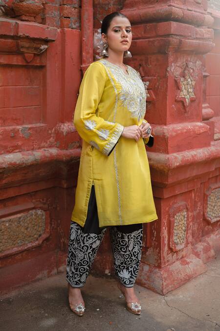 Wazir C_Yellow Silk Embroidery, Metallic Thread Notched Floral Work Kurta With Salwar _Online_at_Aza_Fashions