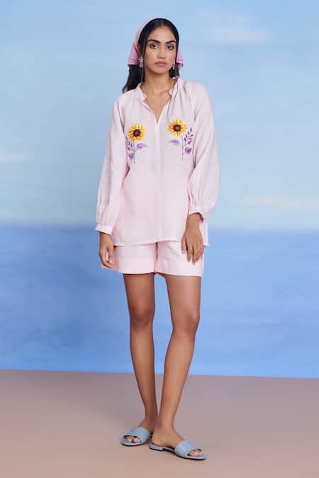 Buy Saphed Pink Linen Embroidery Split V-neck Fleur Billow Top Online at Aza Fashions Buy_Saphed_Pink Linen Embroidery Split V-neck Fleur Billow Top _Online_at_Aza_Fashions