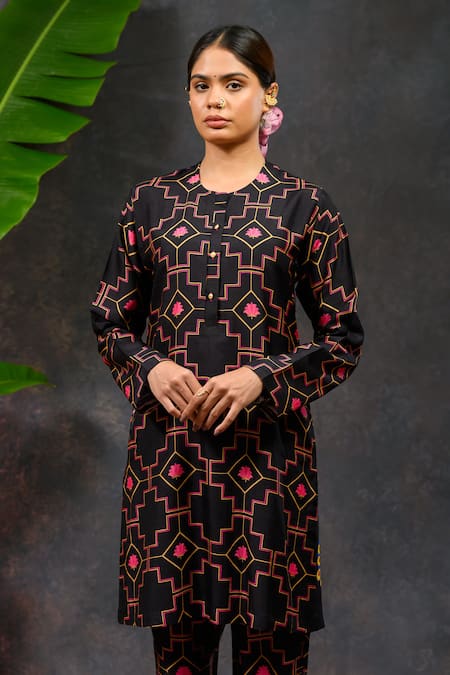 Prachi Kamat_Black Viscose, Silk Round Neck Morvika Geometric Print Kurta And Pant Set _Online_at_Aza_Fashions