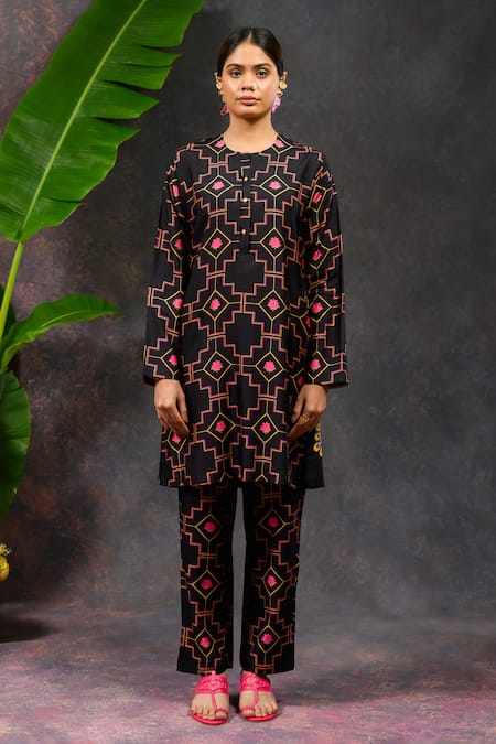 Prachi Kamat_Black Viscose, Silk Round Neck Morvika Geometric Print Kurta And Pant Set _at_Aza_Fashions