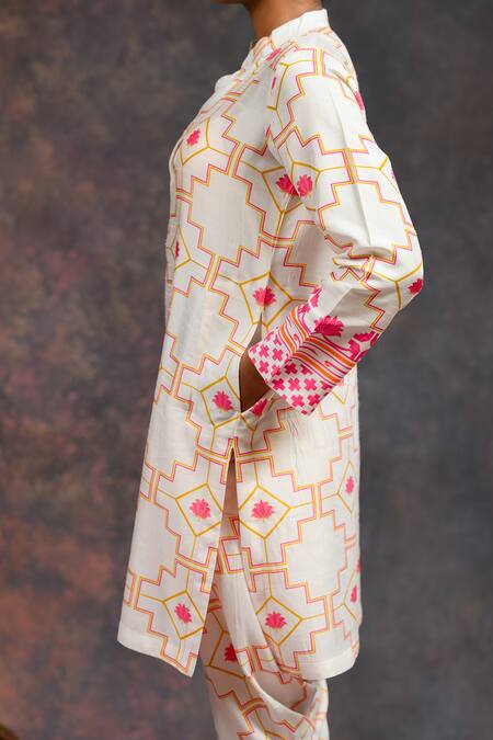 Prachi Kamat_White Viscose, Silk Round Neck Morbagh Geometric Grid Print Kurta With Pant _Online_at_Aza_Fashions