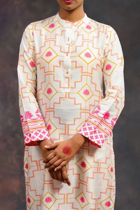 Prachi Kamat_White Viscose, Silk Round Neck Morbagh Geometric Grid Print Kurta With Pant _at_Aza_Fashions
