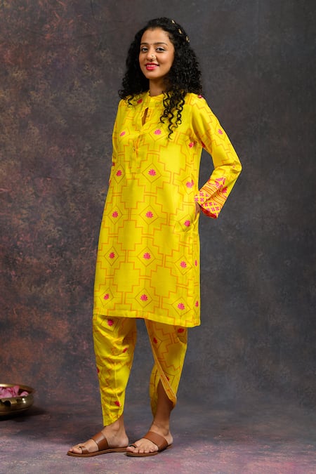Prachi Kamat_Yellow Viscose, Silk Mandarin Morbagh Geometric Grid Print Kurta With Pant _Online_at_Aza_Fashions