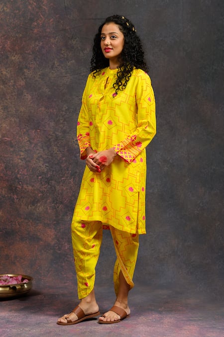 Prachi Kamat_Yellow Viscose, Silk Mandarin Morbagh Geometric Grid Print Kurta With Pant _at_Aza_Fashions