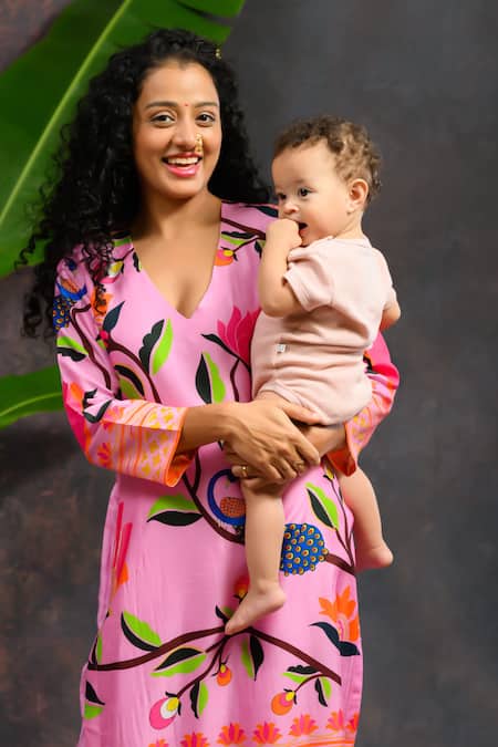 Prachi Kamat Pink Viscose, Silk, Organza V-neck Asawali Printed Kurta Set Online at Aza Fashions Prachi Kamat_Pink Viscose, Silk, Organza V-neck Asawali Printed Kurta Set _Online_at_Aza_Fashions