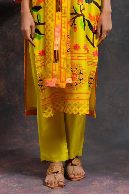 Prachi Kamat Yellow Viscose, Silk, Organza V-neck Asawali Printed Kurta Set at Aza Fashions Prachi Kamat_Yellow Viscose, Silk, Organza V-neck Asawali Printed Kurta Set _at_Aza_Fashions