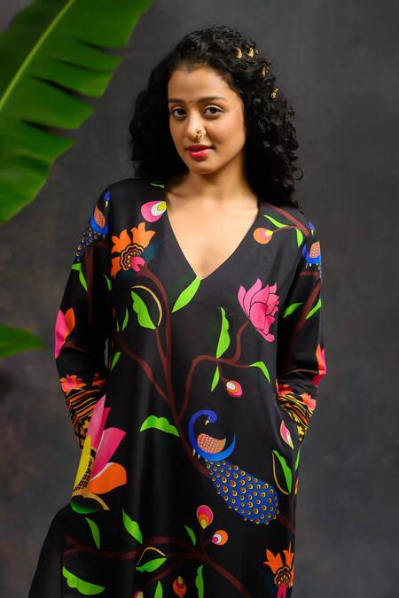 Prachi Kamat Black Viscose, Silk, Organza V-neck Asawali Printed Kurta Set Online at Aza Fashions Prachi Kamat_Black Viscose, Silk, Organza V-neck Asawali Printed Kurta Set _Online_at_Aza_Fashions