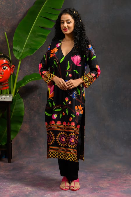 Prachi Kamat Black Viscose, Silk, Organza V-neck Asawali Printed Kurta Set at Aza Fashions Prachi Kamat_Black Viscose, Silk, Organza V-neck Asawali Printed Kurta Set _at_Aza_Fashions