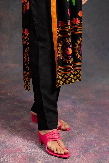 Shop Prachi Kamat Black Viscose, Silk, Organza V-neck Asawali Printed Kurta Set Shop_Prachi Kamat_Black Viscose, Silk, Organza V-neck Asawali Printed Kurta Set